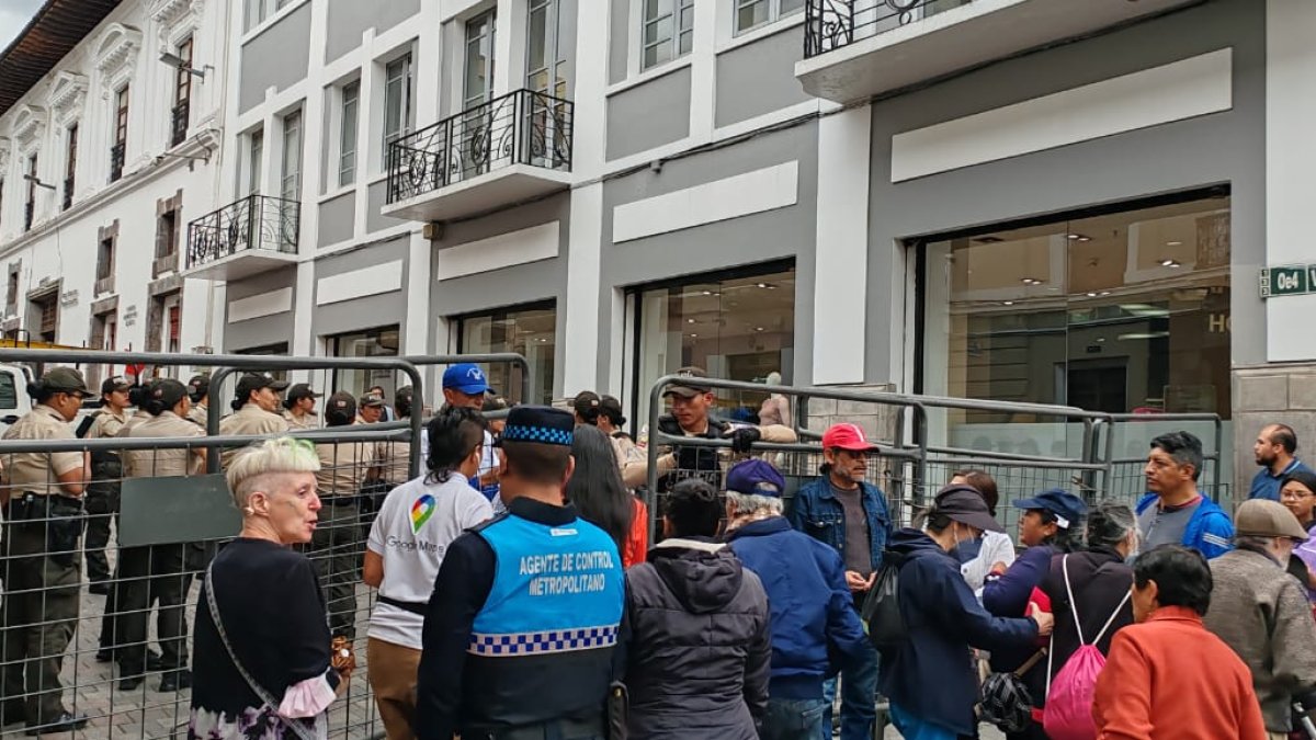 Algunas de las vallas se colocaron entre las calles Mejía y Venezuela, Centro Histórico de Quito.