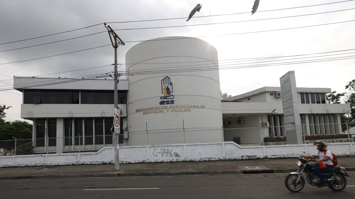 Un conjunto de edificaciones del IESS ubicadas en la avenida 25 de Julio, en el sur de Guayaquil.