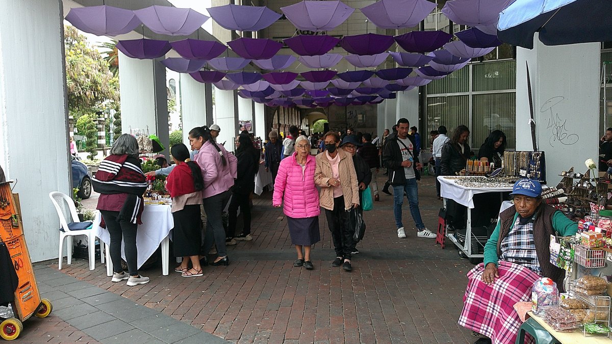 Los comerciantes se ubican en los portales y calles por la fiesta de Ambato.