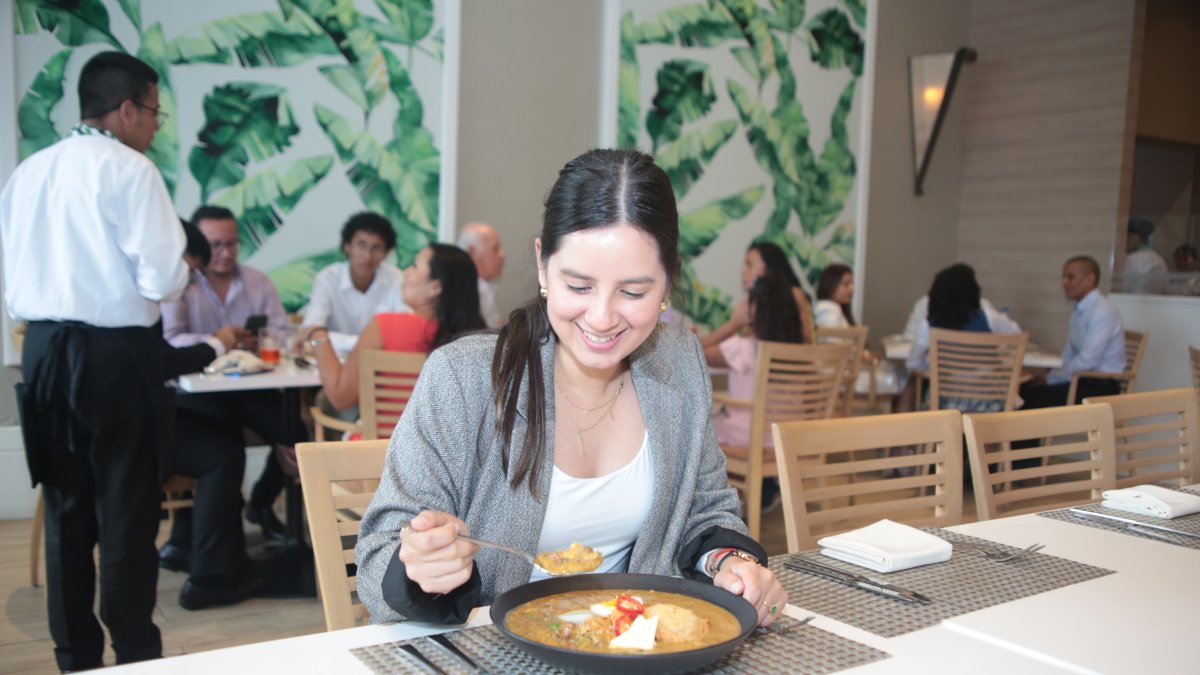 Una dama se sirve la fanesca que prepara el hotel Oro Verde.