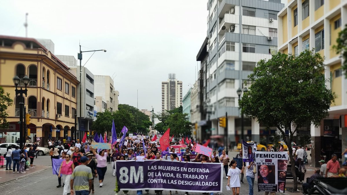 Marcha por las calles del centro de Guayaquil en conmemoración del Día de la Mujer.