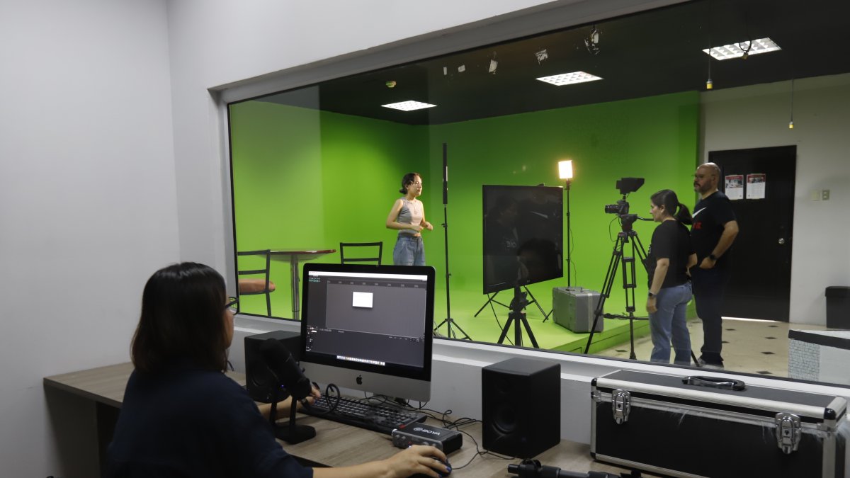 Cine. Estudiantes desarrollan trabajos audiovisuales desde los primeros años de la carrera universitaria.