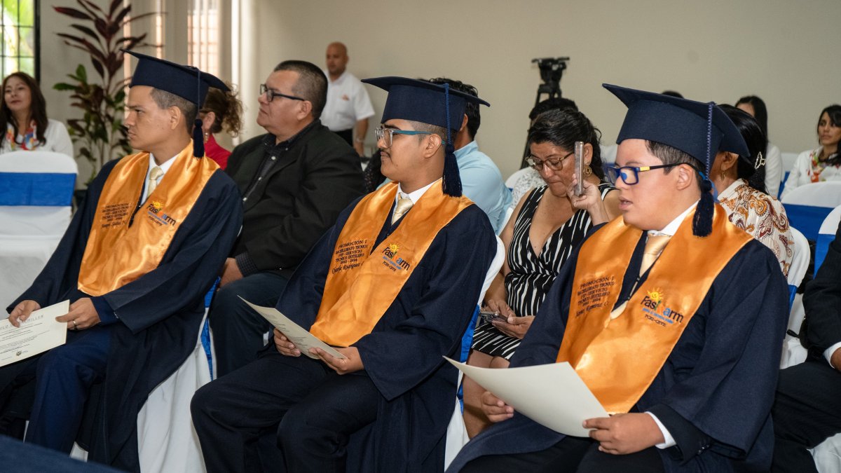 Graduados del Centro de Entrenamiento Vocacional CEVE