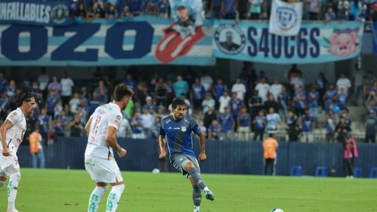 Ambos equipos buscaron generar goles.