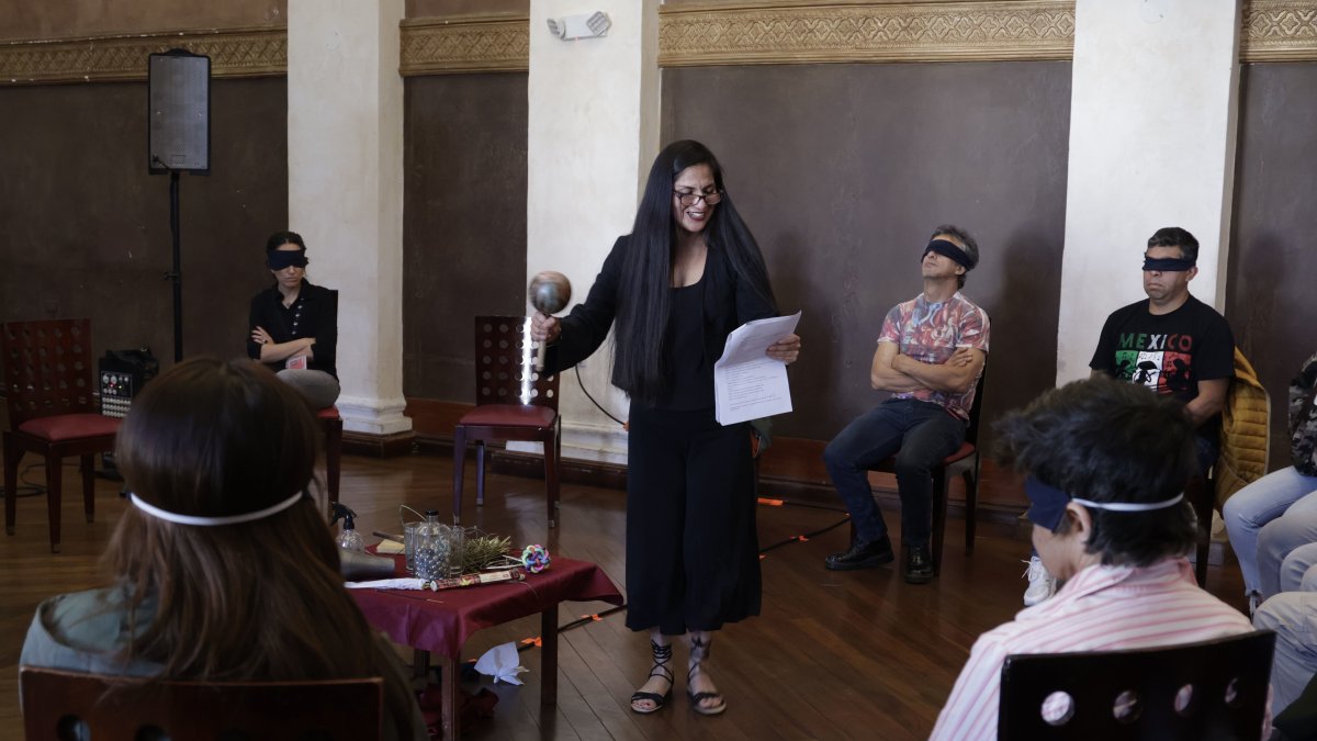 El encuentro se da en el Teatro Nacional Sucre de Quito a propósito del mes de la mujer.