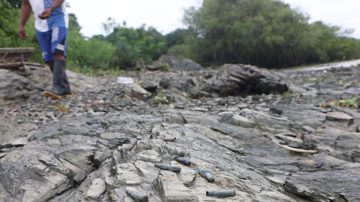 Panorama. Los indicios balísticos están regados por toda la orilla y son fáciles de encontrar tras los desembarques en el muelle.