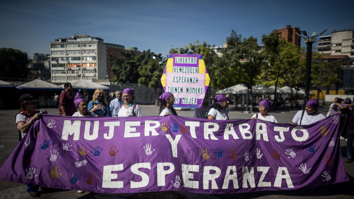 Ciudadanas venezolanas salieron a las calles con pancartas exigiendo mejoras en sus derechos laborales.