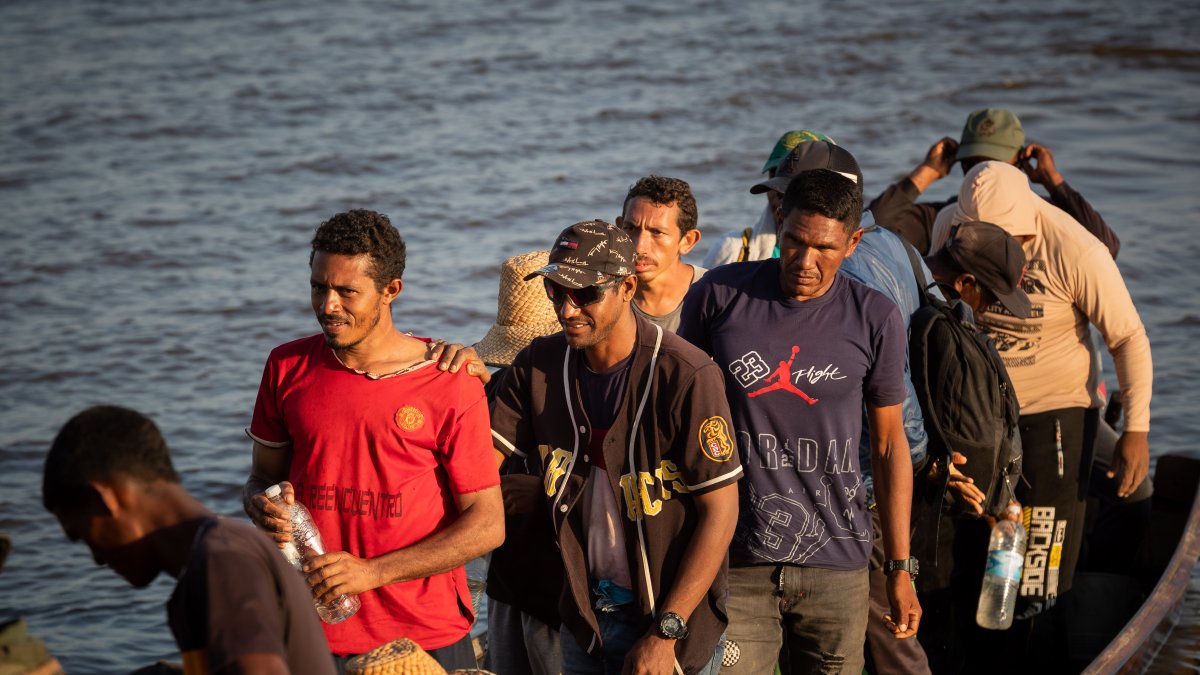 Imagen referencial de personas siendo expulsadas de esta mina.