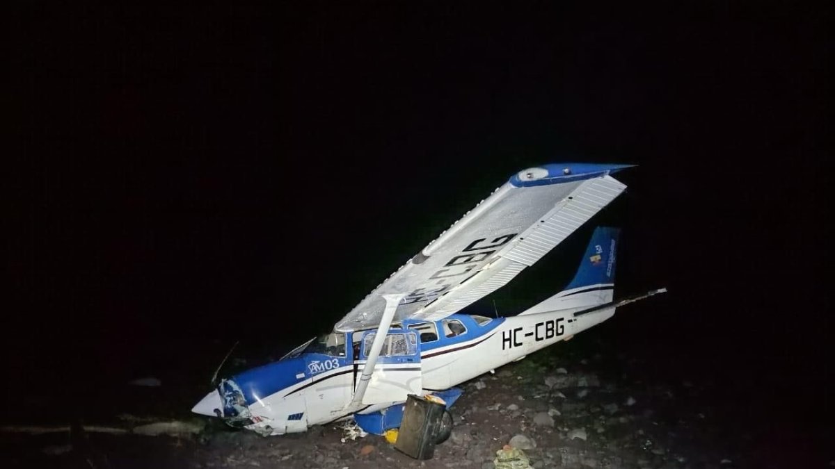 La parte delantera de la avioneta quedó destruida.