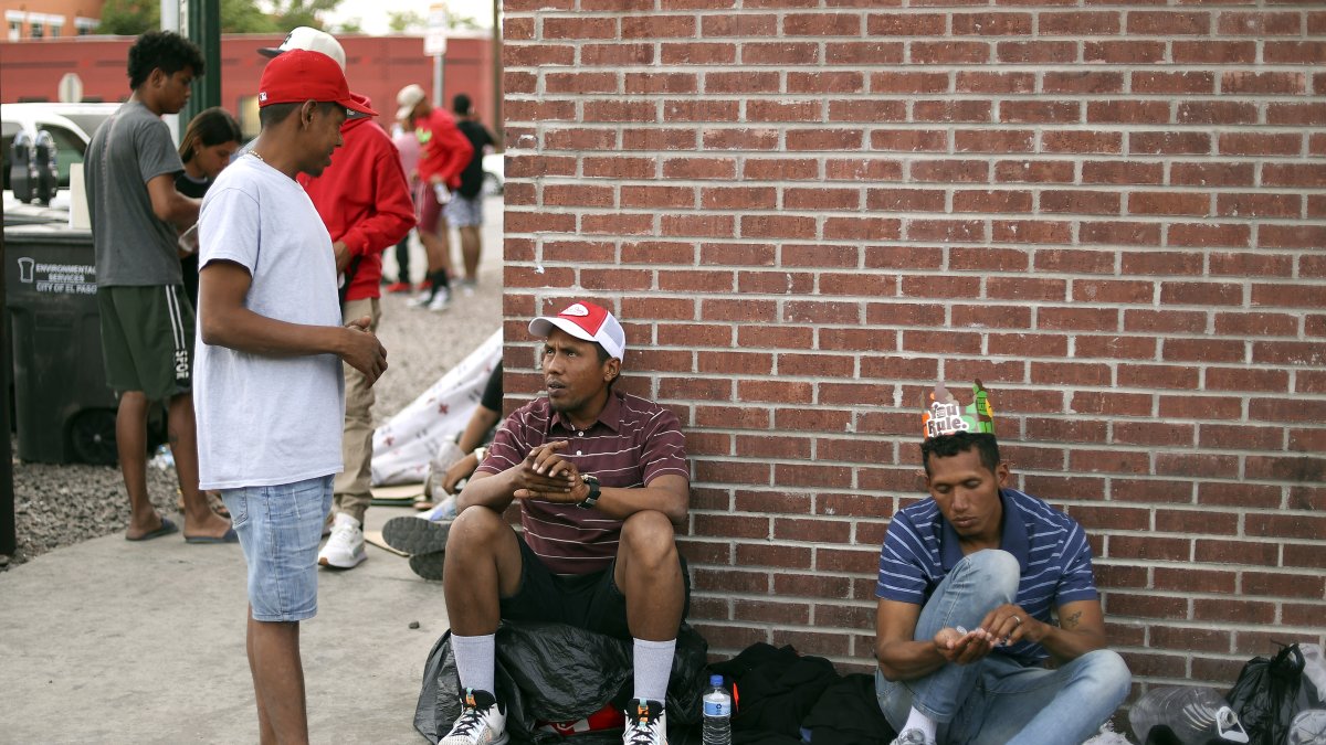 Imagen de archivo. Migrantes en una calle de Texas.