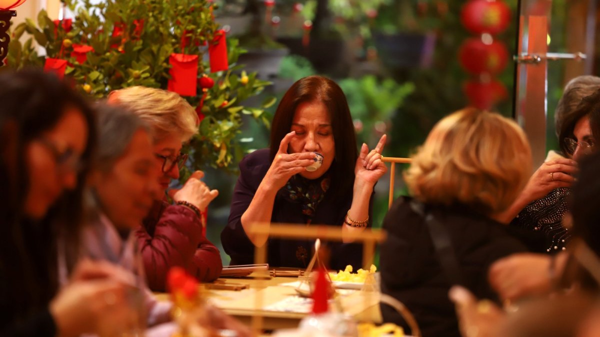 Tres teteras se emplean en el ritual, una para calentar, otra para verter, y la última para servir.