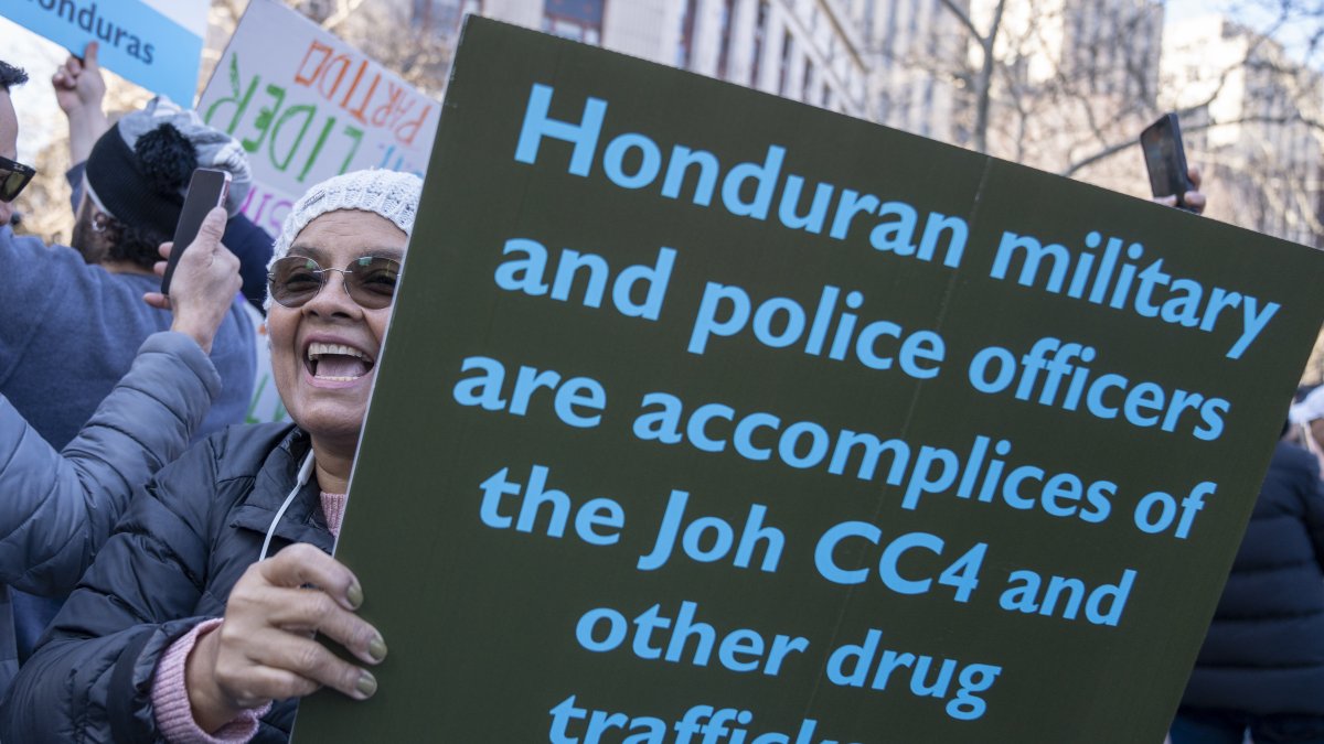 Varias personas celebran la decisión que declara culpable al ex mandatario.