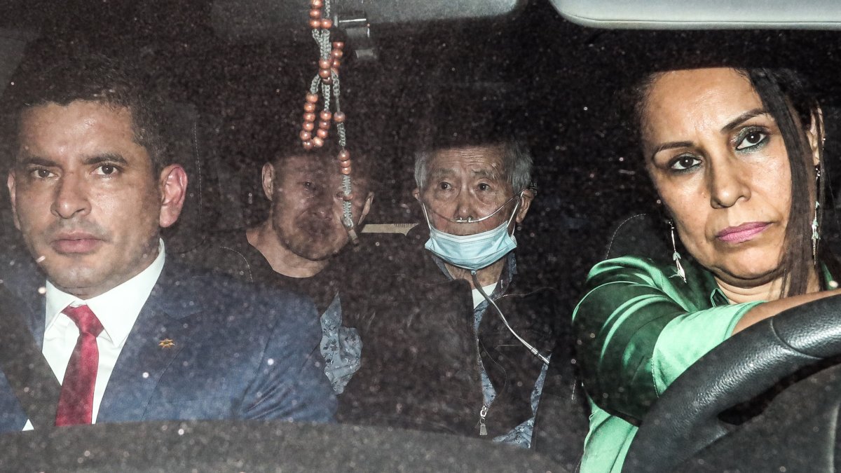 El expresidente peruano Alberto Fujimori (c), en una fotografía de archivo.