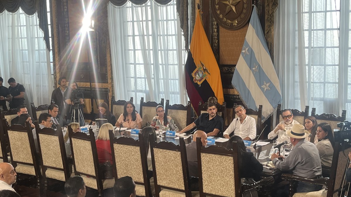 Hecho. Los jueves se reúnen los ediles en el Salón de la Ciudad para llevar a cabo las sesiones. La última fue extraordinaria, convocada el 4 de marzo.