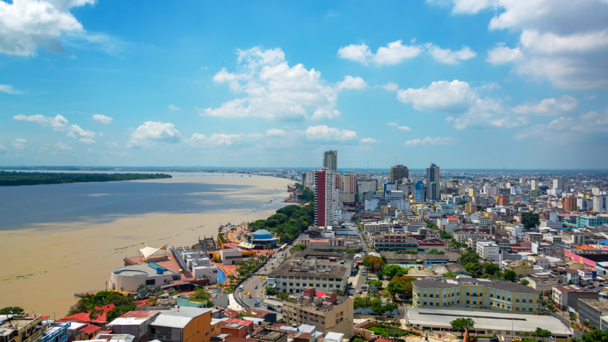 Guayaquil es una de las ciudades donde rige el toque de queda.
