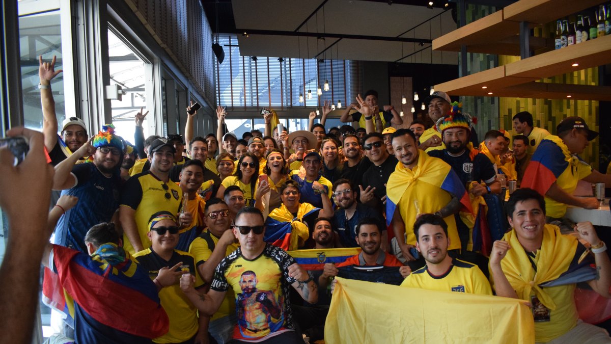 El bar The Gabriel, a pocas cuadras del Kaseya, fue el punto de encuentro para desde ahí salir masivamente hacia la sede del combate.