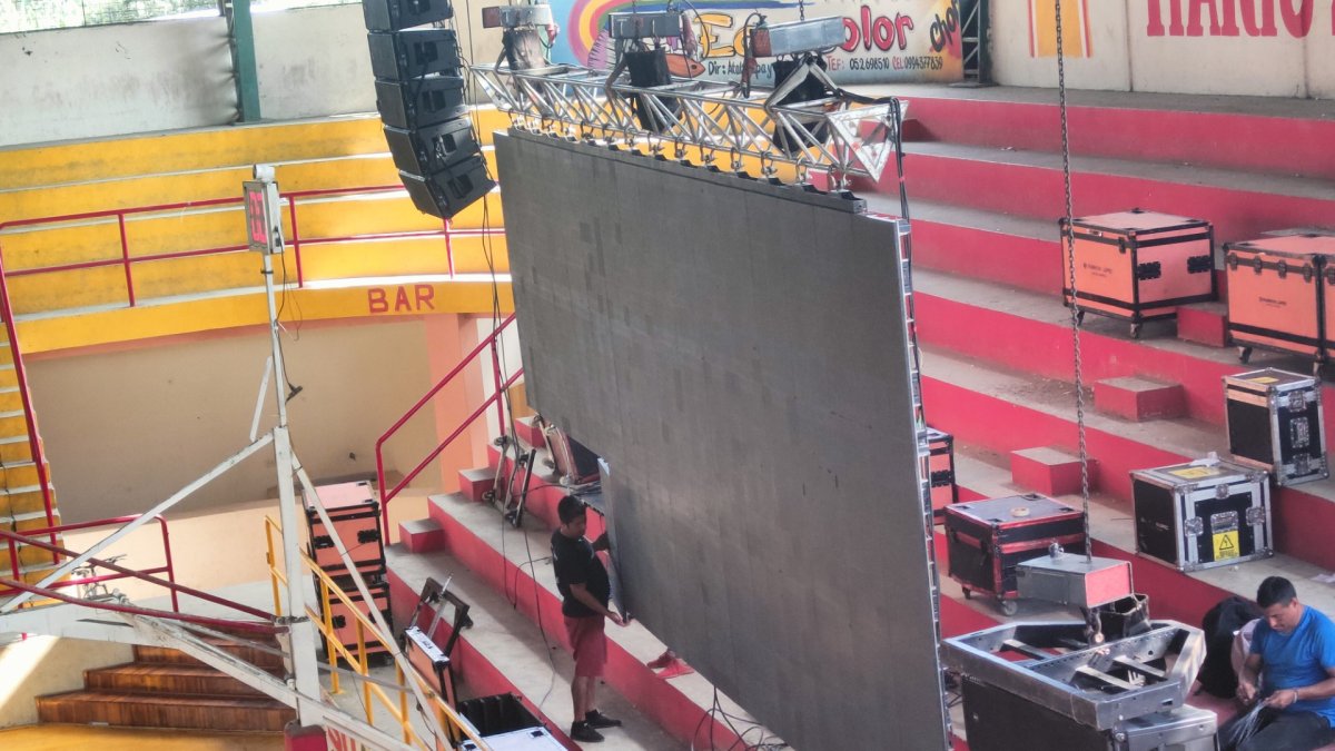 Cerca de una docena de trabajadores instalaron ayer la pantalla.