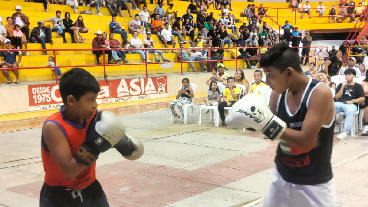 Los dos adolescentes durante el enfrentamiento.