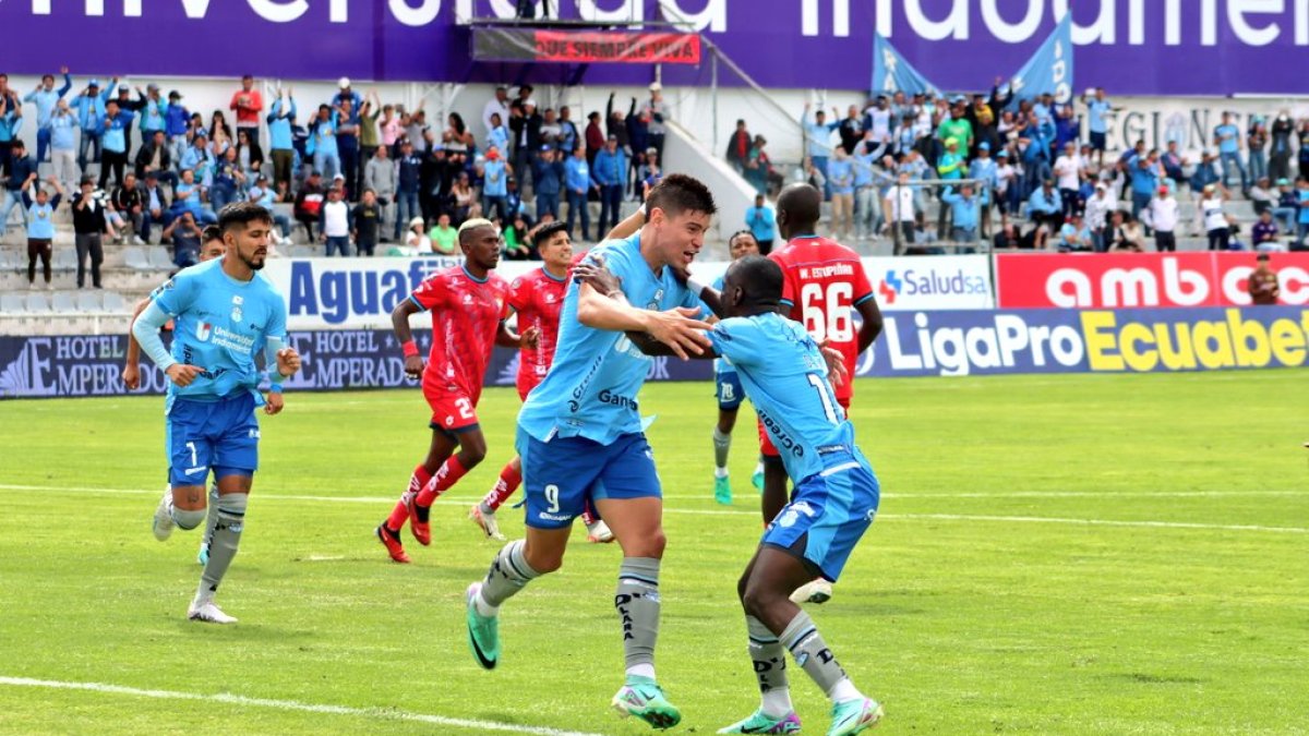 Facundo Pons (c) anotó el penal que le dio la victoria a Macará sobre El Nacional.