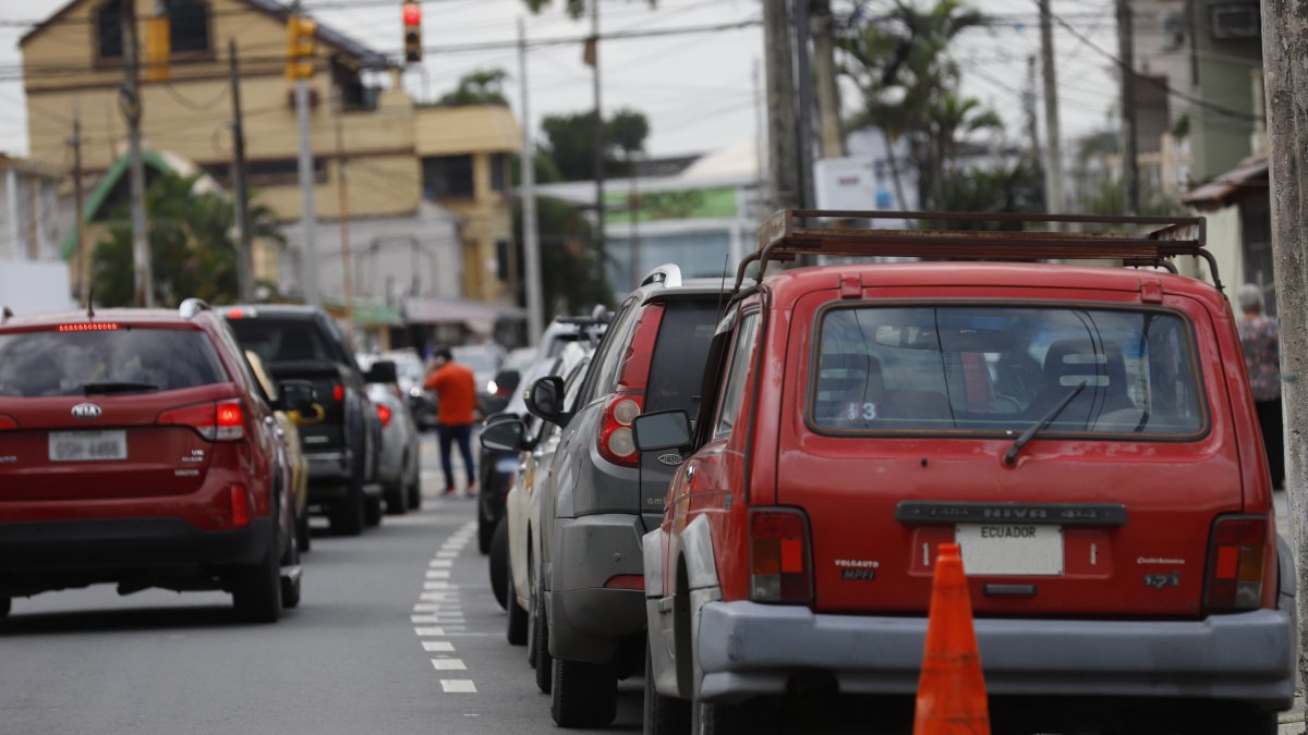 Autos. Carros pueden estacionarse en orillas de la vía pública, siempre que no haya una señal de prohibición.