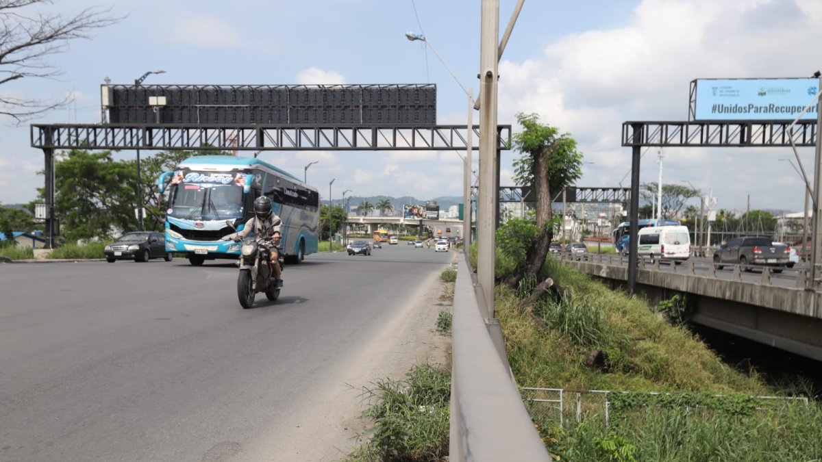 Un ciudadano cayó al río tras perder pista en su motocicleta sobre el Puente de la Unidad Nacional.