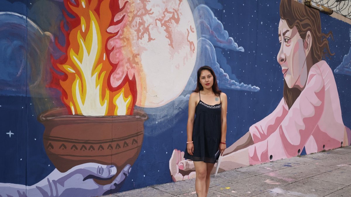 La Karishina. Mural que representa a una madre  entregando a su hija el fuego, símbolo de fuerza. Su autora Estefanía Suárez hace un homenaje a la lucha de la mujer.