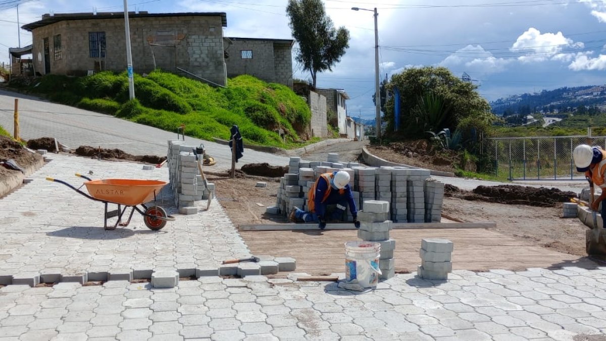 Los trabajos de recuperación se ejecutan una vez que terminó la construcción de aceras en la calle De Las Madreselvas.