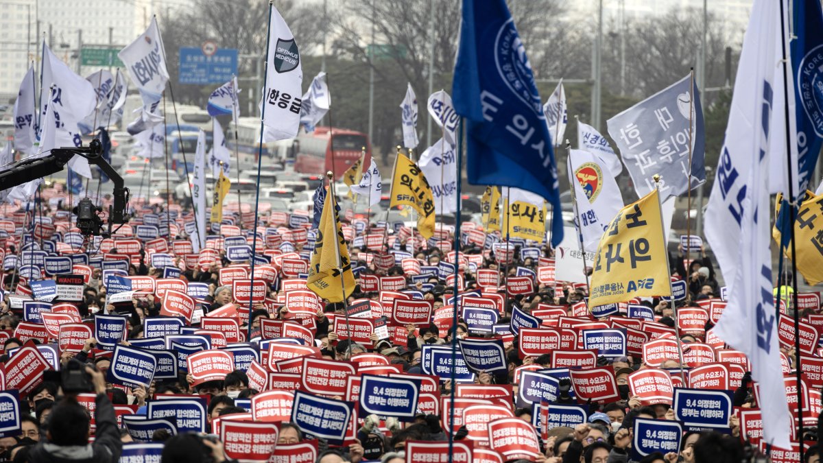 Decenas de miles de médicos coreanos salen a las calles de Seúl.
