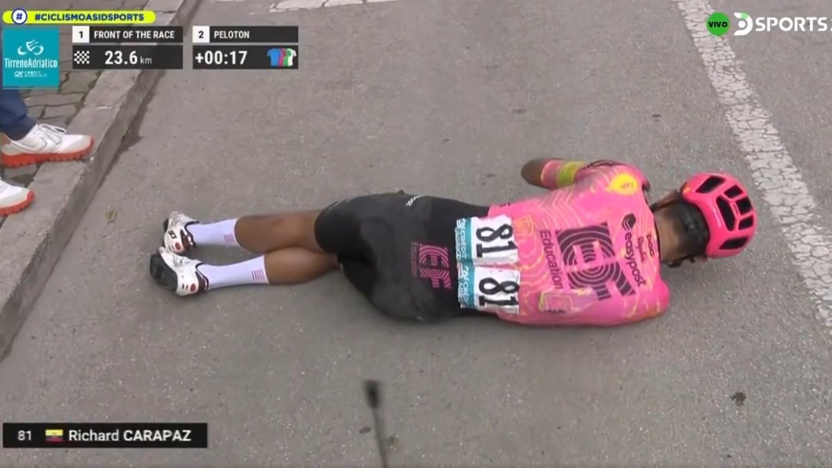 Richard Carapaz tras caerse en la última etapa de la Tirreno Adriático.
