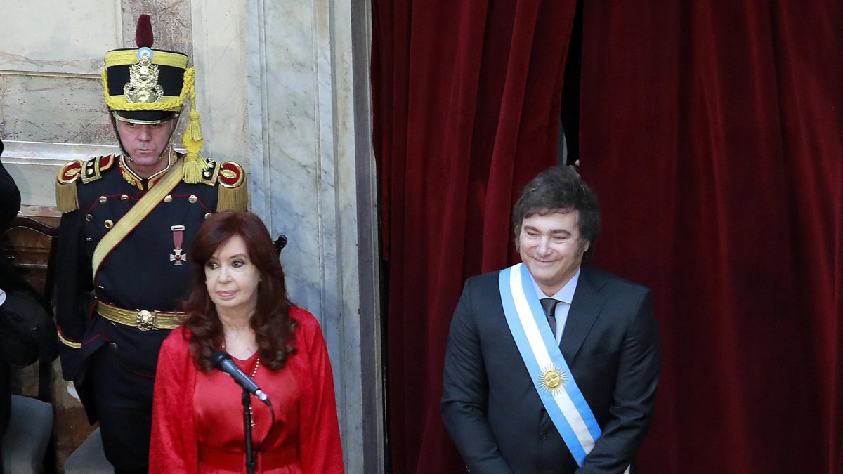 El presidente de Argentina, Javier Milei (d), y la exmandataria argentina Cristina Fernández.