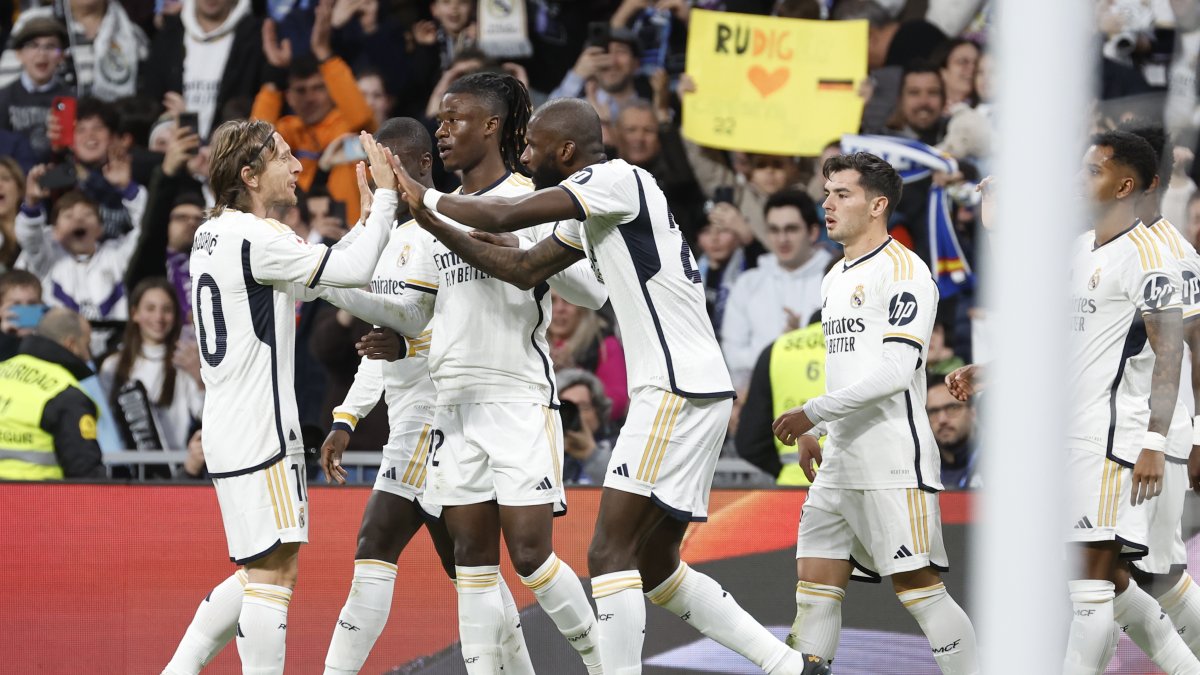 Los jugadores del Real Madrid celebran el gol de Vinicius Jr., durante el partido de la jornada 28 de LaLiga.