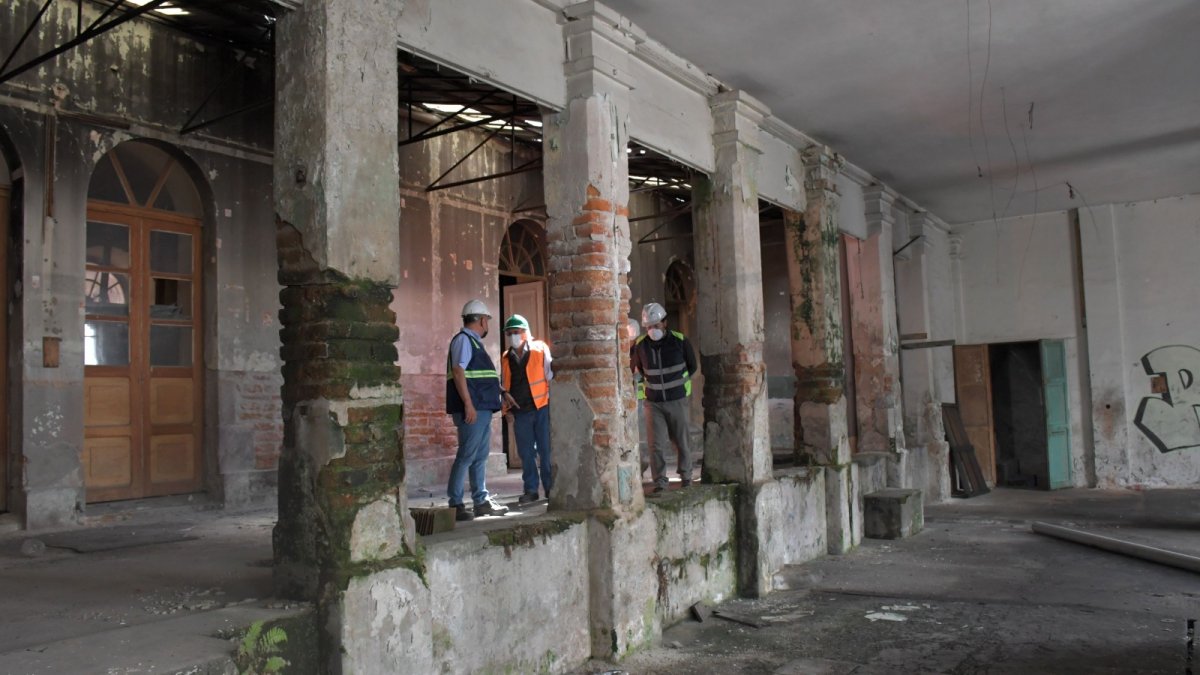 Daños. Entre las obras que se llevan a cabo en la casa está la reparación de paredes de adobe, ladrillo y bahareque, que presentan altos niveles de deterioro.