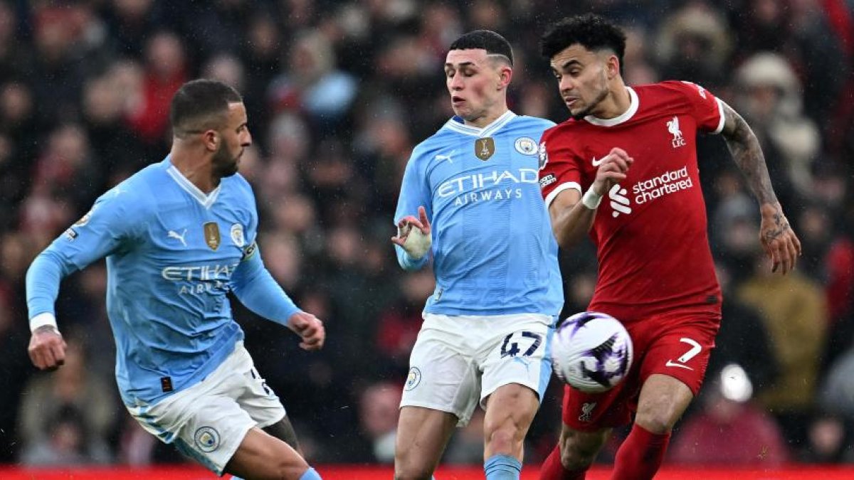 El colombiano Luis Díaz (d) fue uno de los que destacó en el empate de Liverpool sobre Manchester City