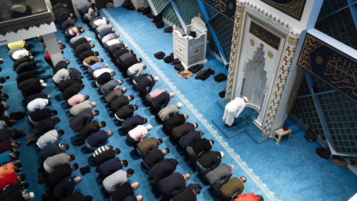 Durante este mes, los musulmanes deben abstenerse de comer, beber, fumar y mantener relaciones sexuales desde el amanecer hasta el atardecer.