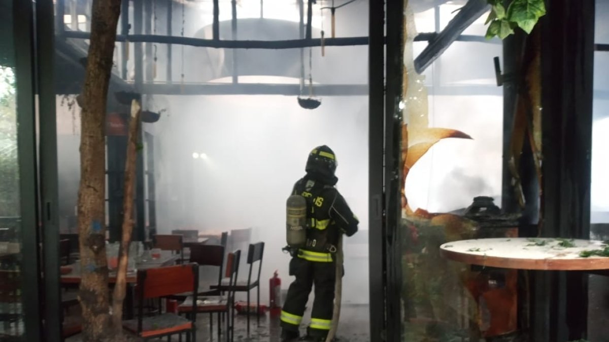 15 bomberos atendieron la emergencia en el restaurante Katari Cumbayá.