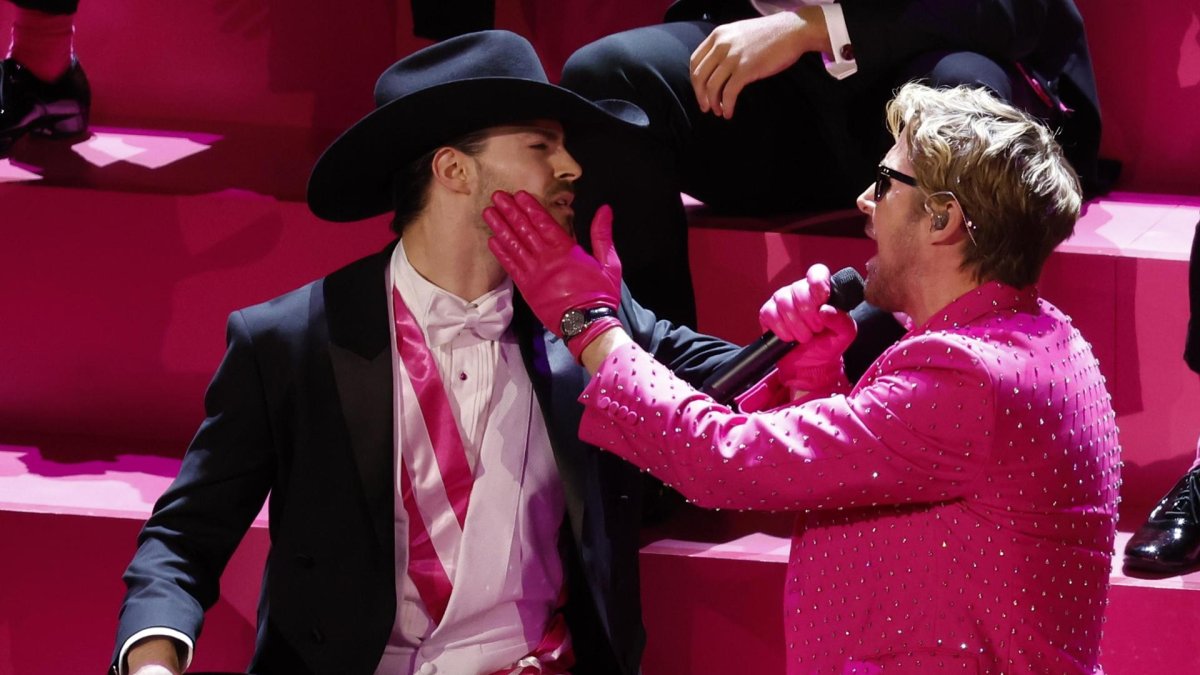 Ryan Gosling (d) interpreta la canción nominada 'I'm Just Ken' de la película 'Barbie'.