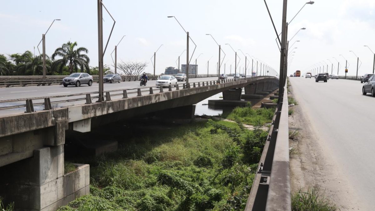 El accidente ocurrió en el tramo del puente que va de Guayaquil hacia la Puntilla.
