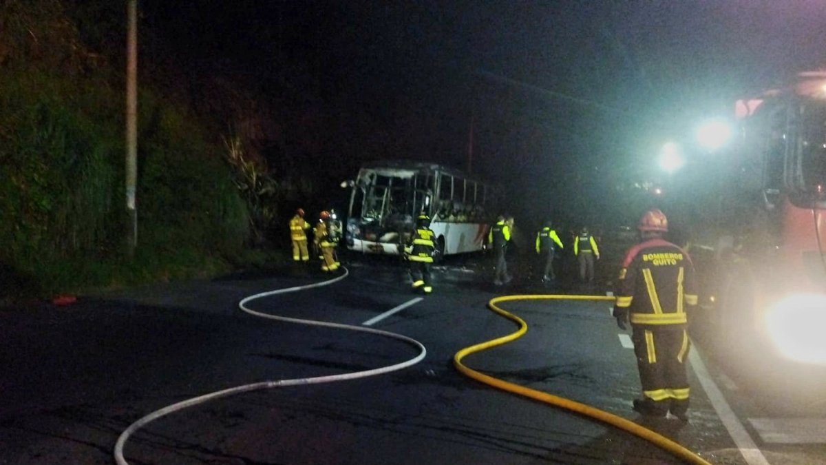 El incendio vehicular fue controlado por el Cuerpo de Bomberos de Quito.