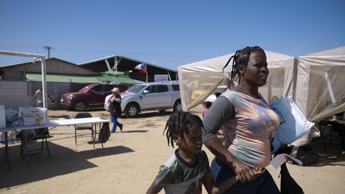 Una mujer migrante acude al puesto instalado por la Organización Internacional para las Migraciones (OIM) y el Servicio Nacional de Migraciones (SERMIG).
