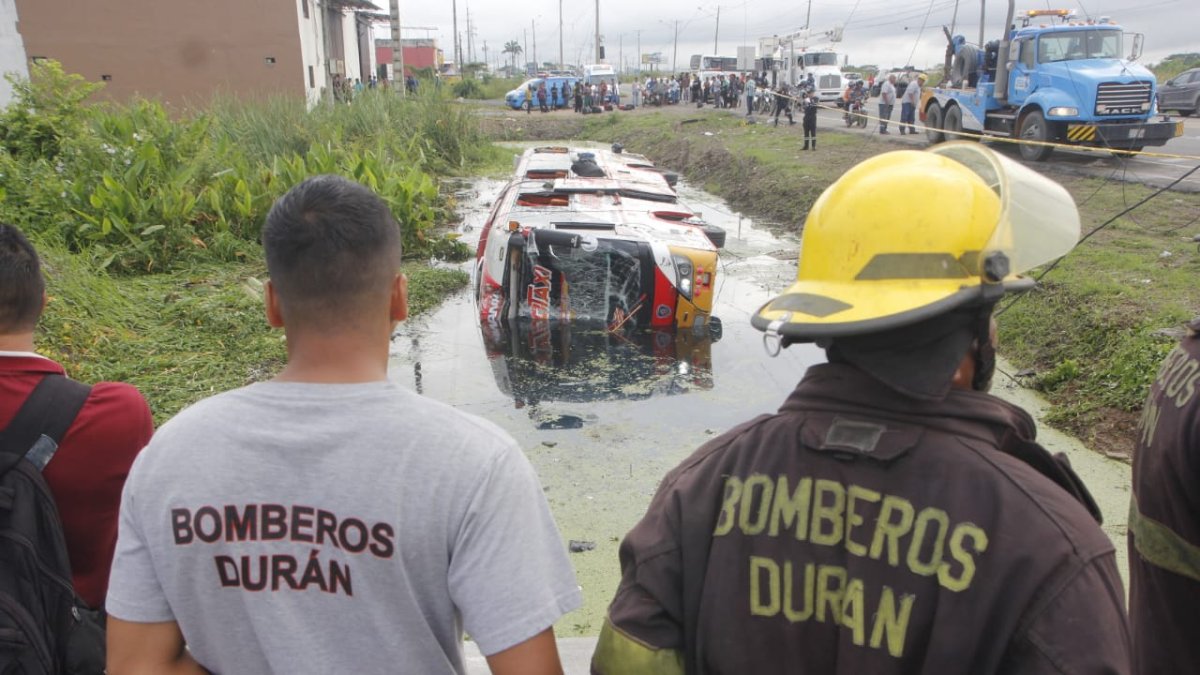La mitad de la unidad del transporte quedó sumergida en el agua de la zanja.
