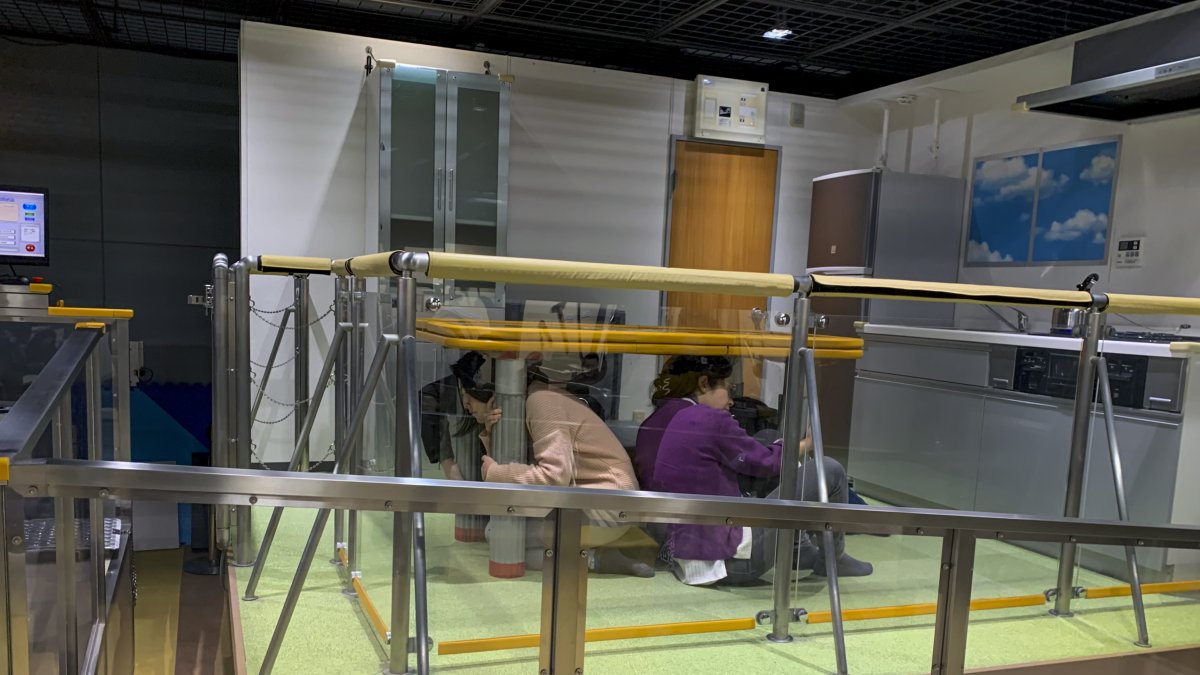 Una plataforma con decorado que simula una cocina imita sismos de distintas intensidades mediante temblores artificiales.