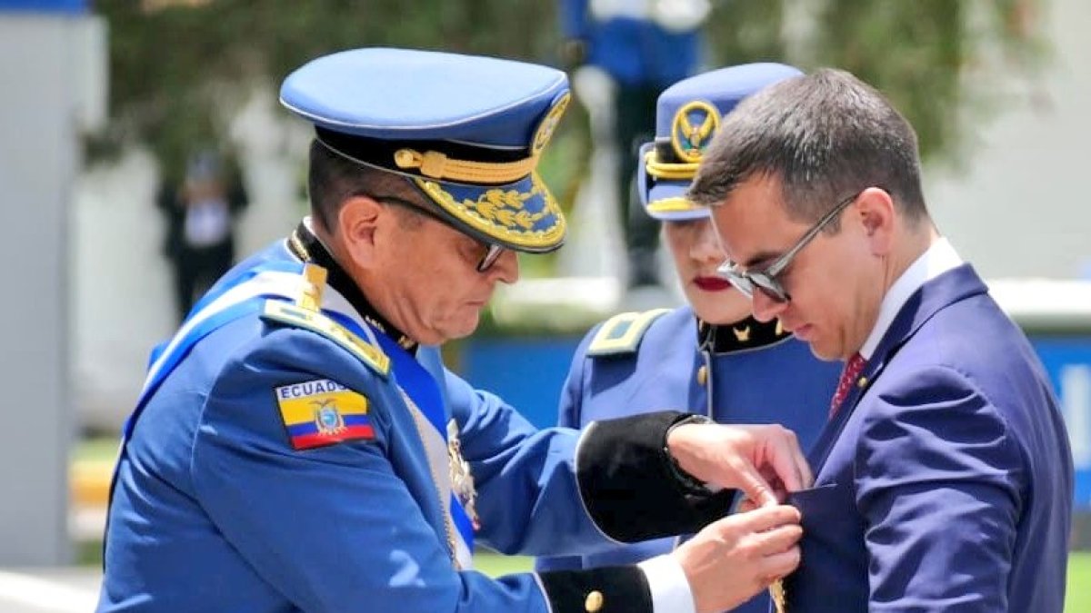 Daniel Noboa fue condecorado por el comandante de la Policía, César Zapata, durante el evento en la Escuela Superior General Enríquez Gallo, en Quito.