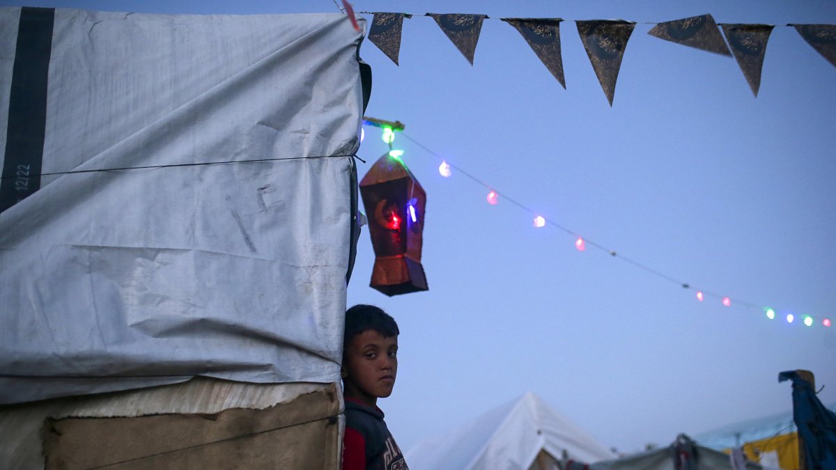 Refugiados palestinos decoran el campamento en Deir Al Balah para el Ramadán