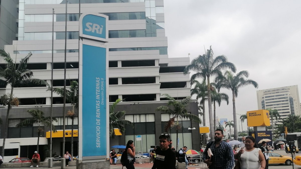 Entidad.- Personas en el ingreso del edificio principal del Servicio de Rentas Internas (SRI) en Guayaquil.