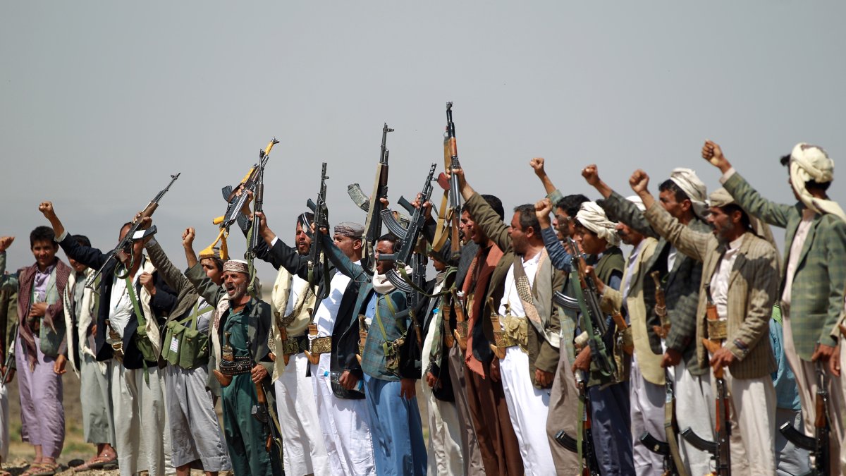 Foto de archivo de 2024 de soldados de Al Qaeda celebrando el avance de las tropas en Yemen. 