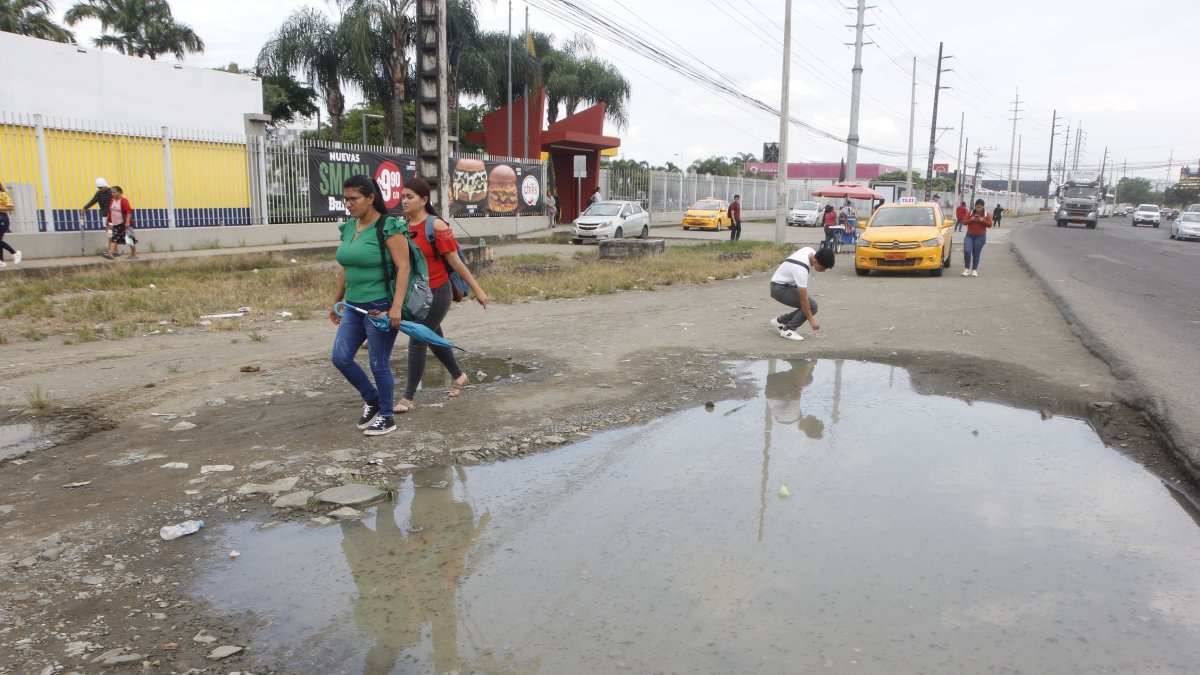 1. Sin veredas. Lo que podría ser una acera para los peatones, no es más que tierra y piedras. Muchas personas caminan al lado de los autos corriendo riesgo de ser atropellados