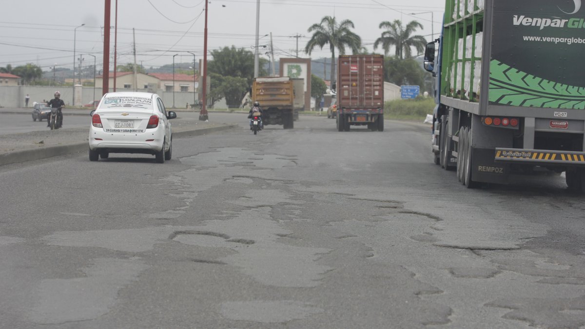2. Vías. Las calles de la León Febres Cordero tienen cientos de huecos. El problema se evidencia casi a lo largo de los 7 kilómetros de extensión.