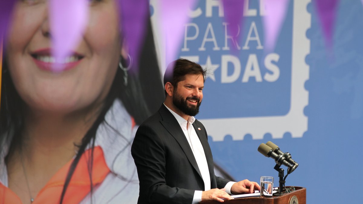 El presidente de Chile, Gabriel Boric, durante un acto conmemorativo por el Día Internacional de la Mujer el viernes 8 de marzo en La Pintana, Santiago.