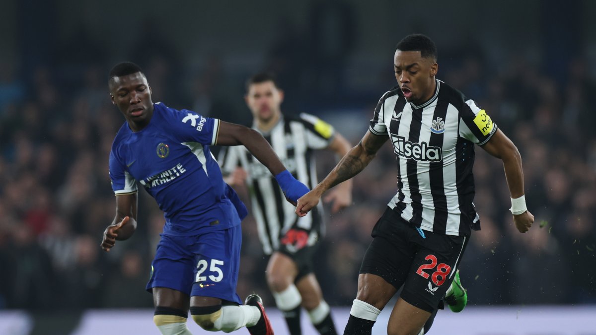 El volante ecuatoriano Moisés Caicedo (i) tuvo una destacada actuación ante Newcastle.