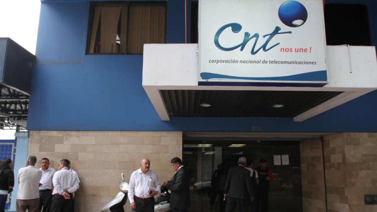 Según el asambleísta Ramiro Vela, hay asesores de gerencia en CNT que ganan 7.900 dólares.